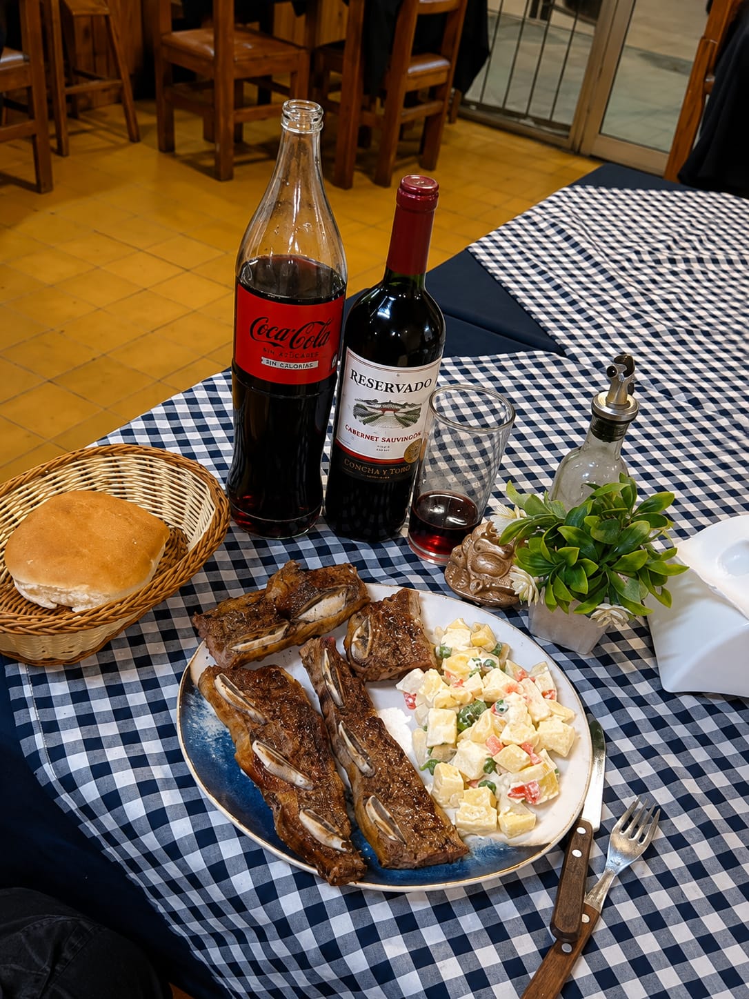 Carnes cocinándose sobre las brasas