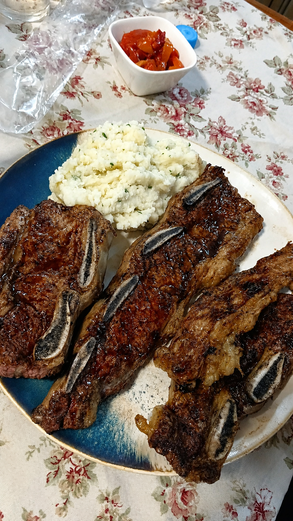 Comida salada servida en Parrillada Rivera